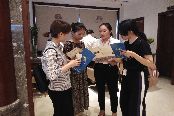 负责人回答同学提问