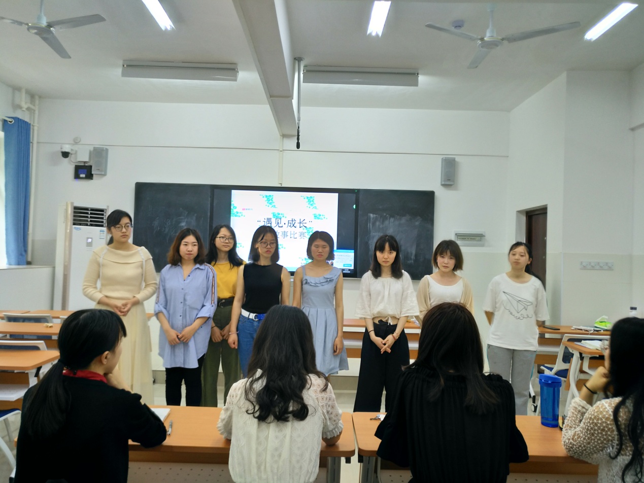 评委对参赛者进行点评