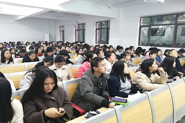 同学们认真听讲