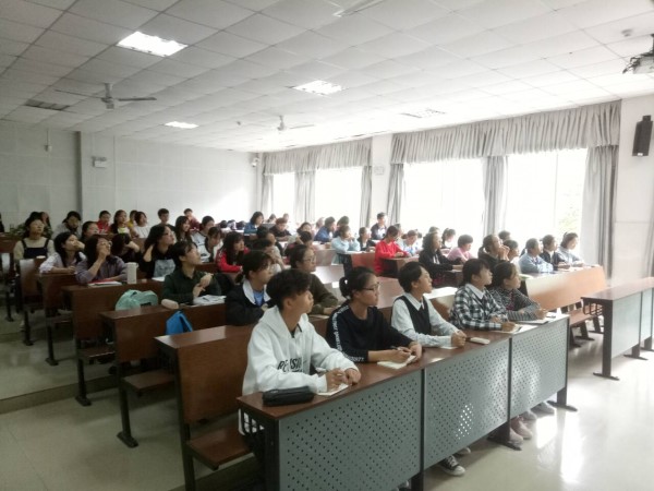 同学们认真听讲