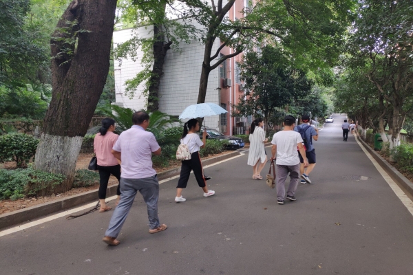 志愿者带领新生和家长游览